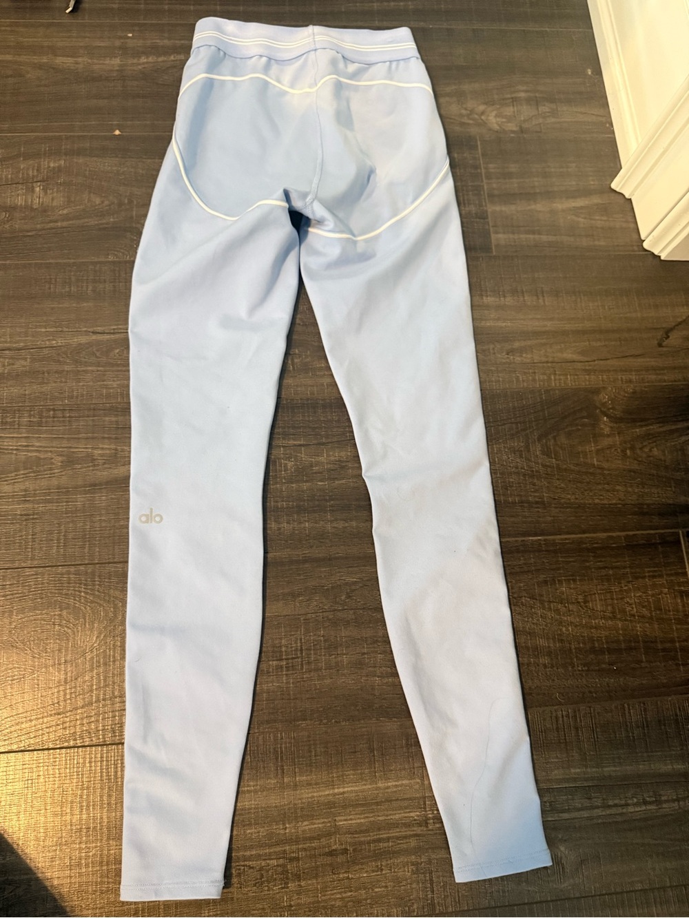 ALO Yoga Light Blue Leggings with White Piping - Picture 5 of 8